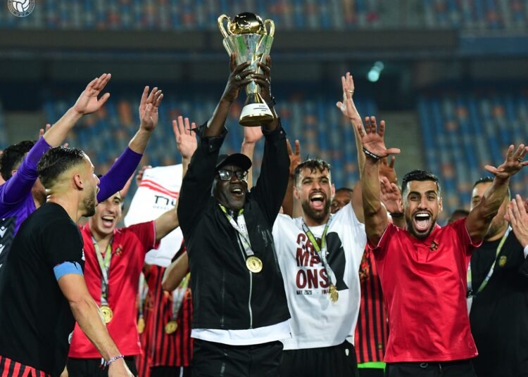 Le coach sénégalais Lamine N&rsquo;Diaye offre la coupe de la confédération à l&rsquo;USM Alger