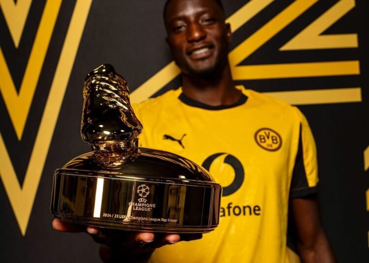 Conakry : Serhou Guirassy présente son trophée de meilleur buteur de ligue des champions UEFA